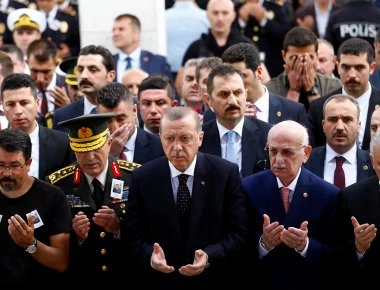 O Eρντογάν «ιμάμης» από την γέφυρα του Βοσπόρου: Προσευχήθηκε μπροστά σε εκατομμύρια Τούρκους (βίντεο)